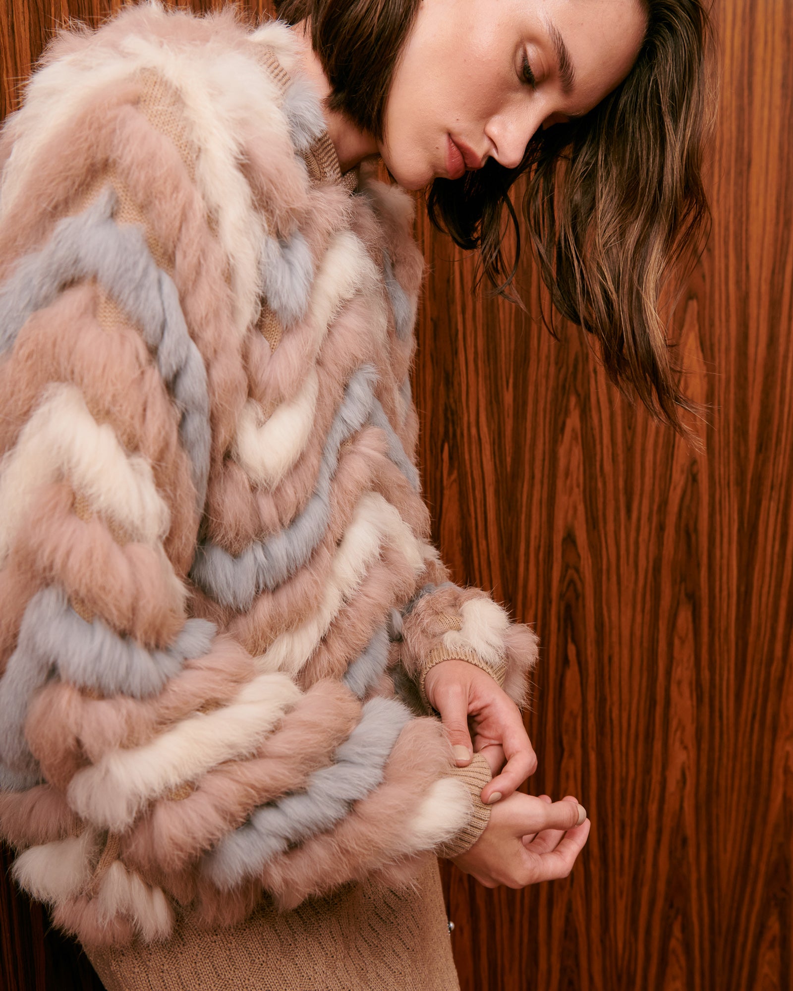 Casaco em renda de tricot zigzag capuz tricolor latte – MES