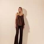 Blusa linho pregas detalhe pérolas chocolate