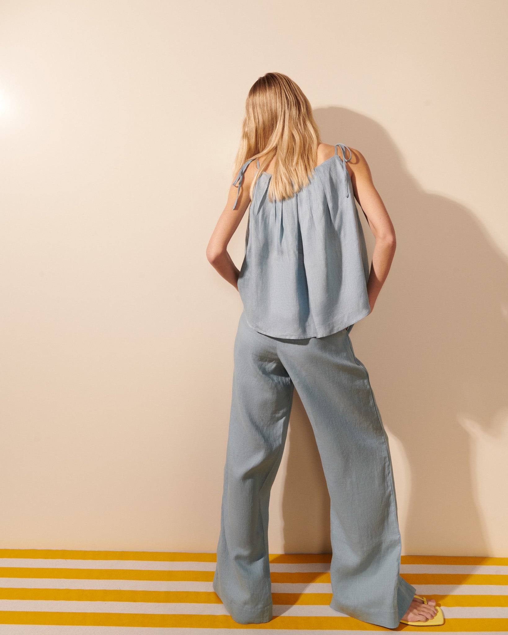 Calça linho detalhe vivo lateral fenda frente hortência