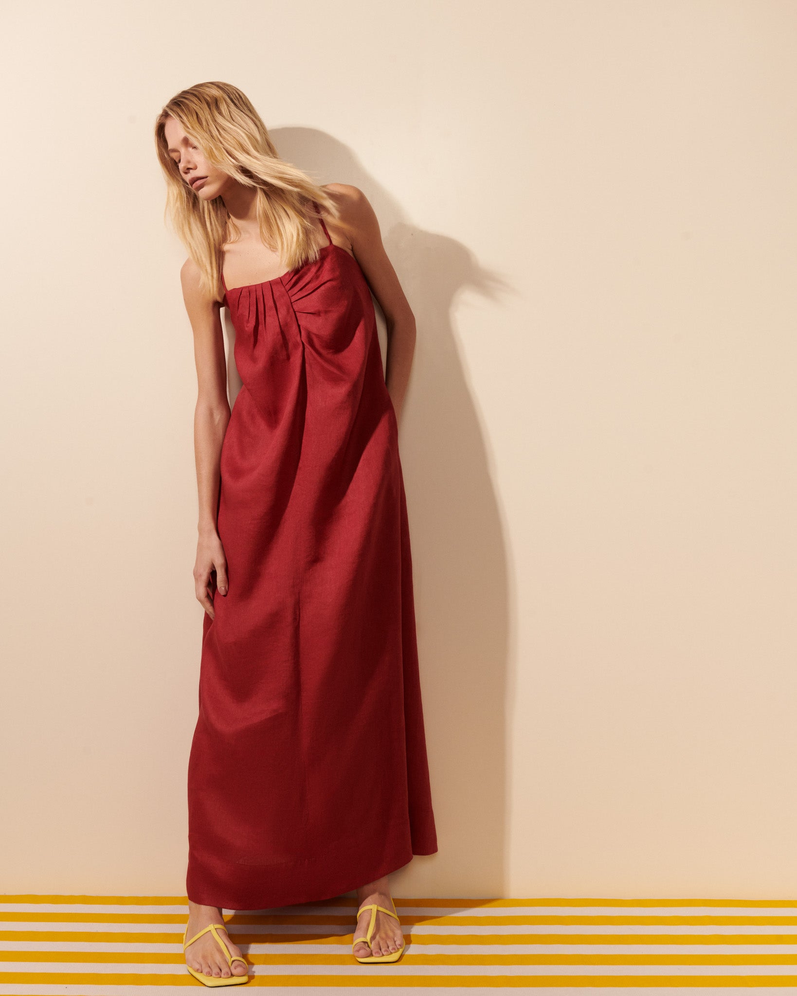 Mes vestido linho decote coração pregas midi cherry