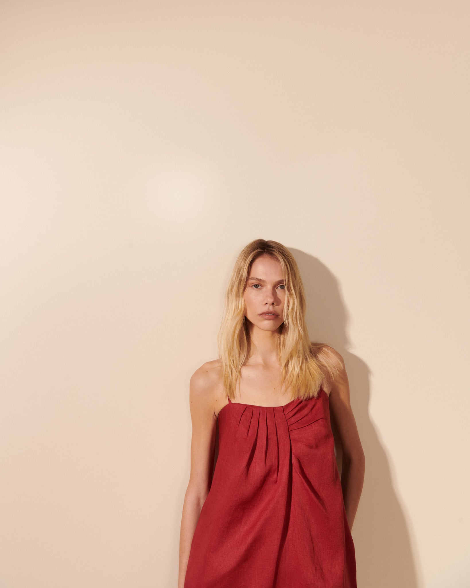 Shop Mes - Vestido linho decote coração pregas midi cherry