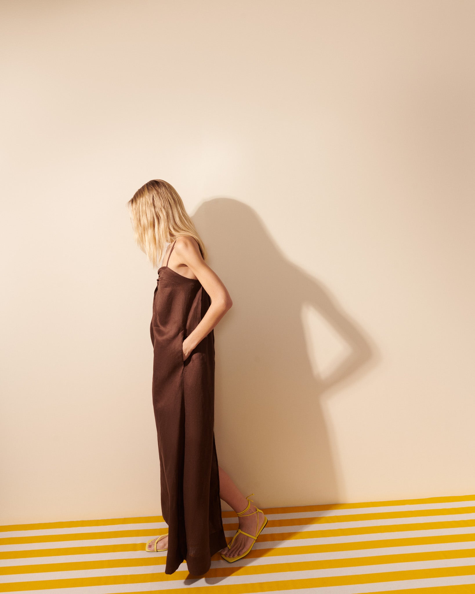 Shop Mes - Vestido linho decote coração pregas midi chocolate