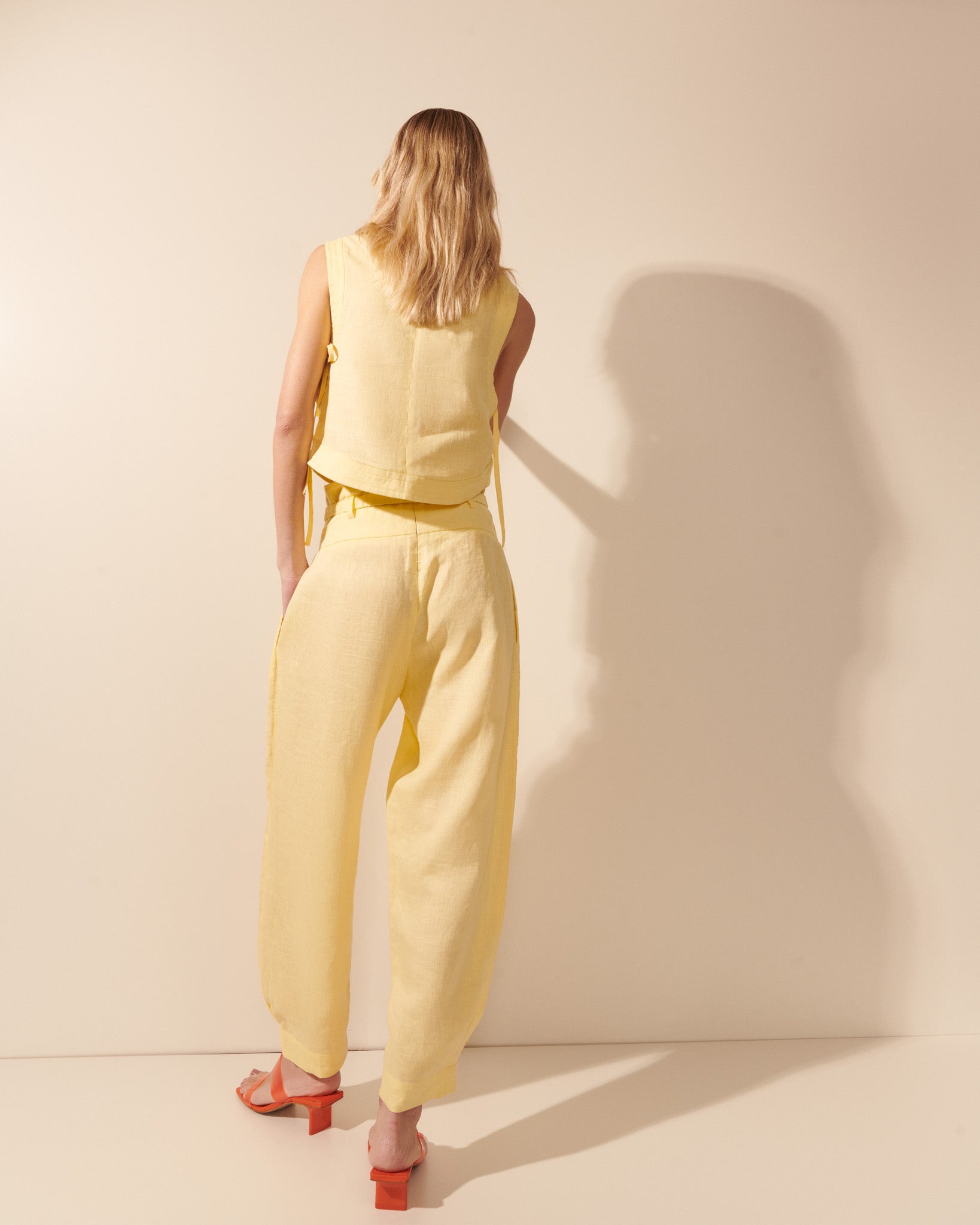 Shop Mes Calça linho barrel com cinto butter