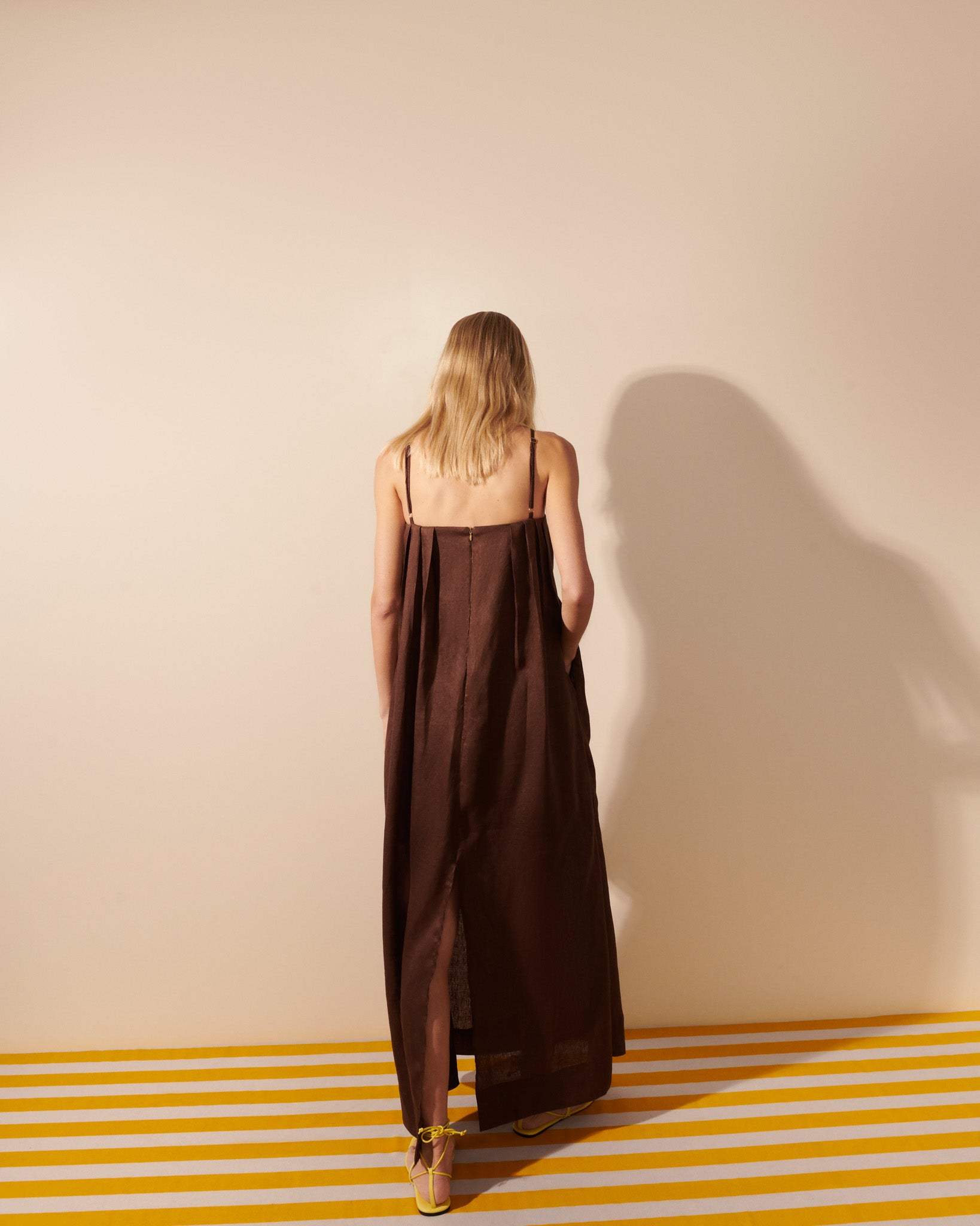 Vestido linho decote coração pregas midi