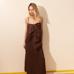 Vestido linho decote coração pregas midi chocolate