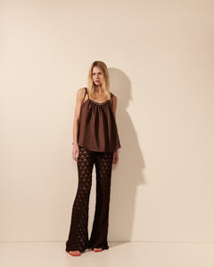 Blusa linho pregas detalhe pérolas chocolate