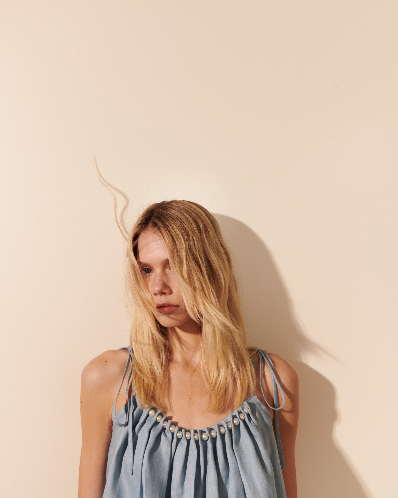 Blusa linho pregas detalhe pérolas hortencia