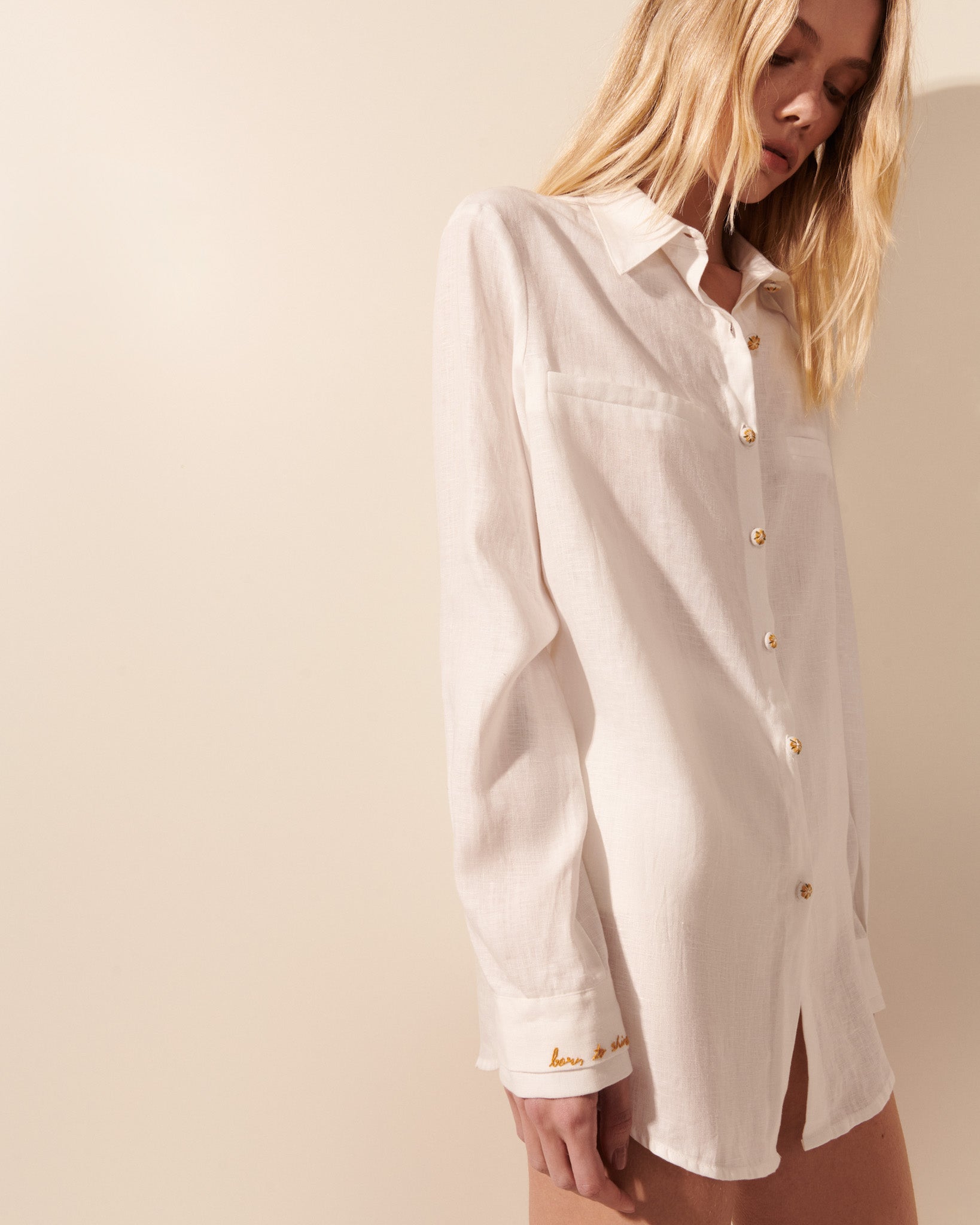 Camisa linho oversized punho bordado branca