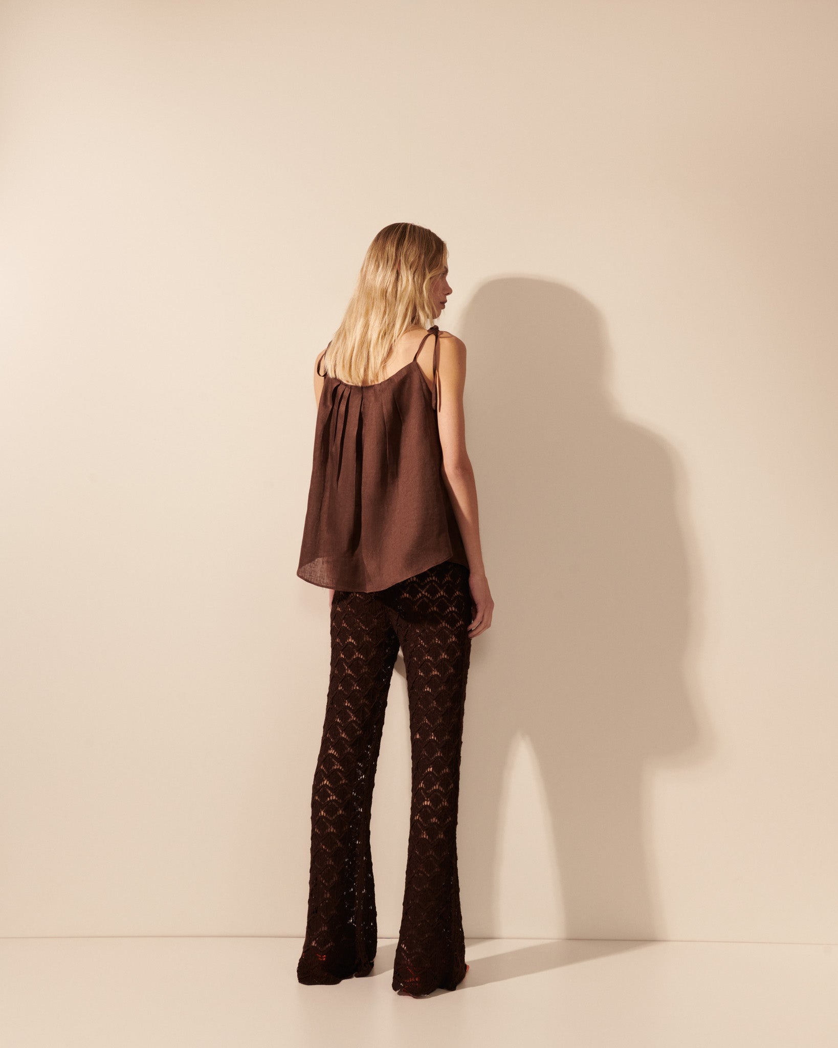 Shop Mes - Blusa linho pregas detalhe pérolas chocolate