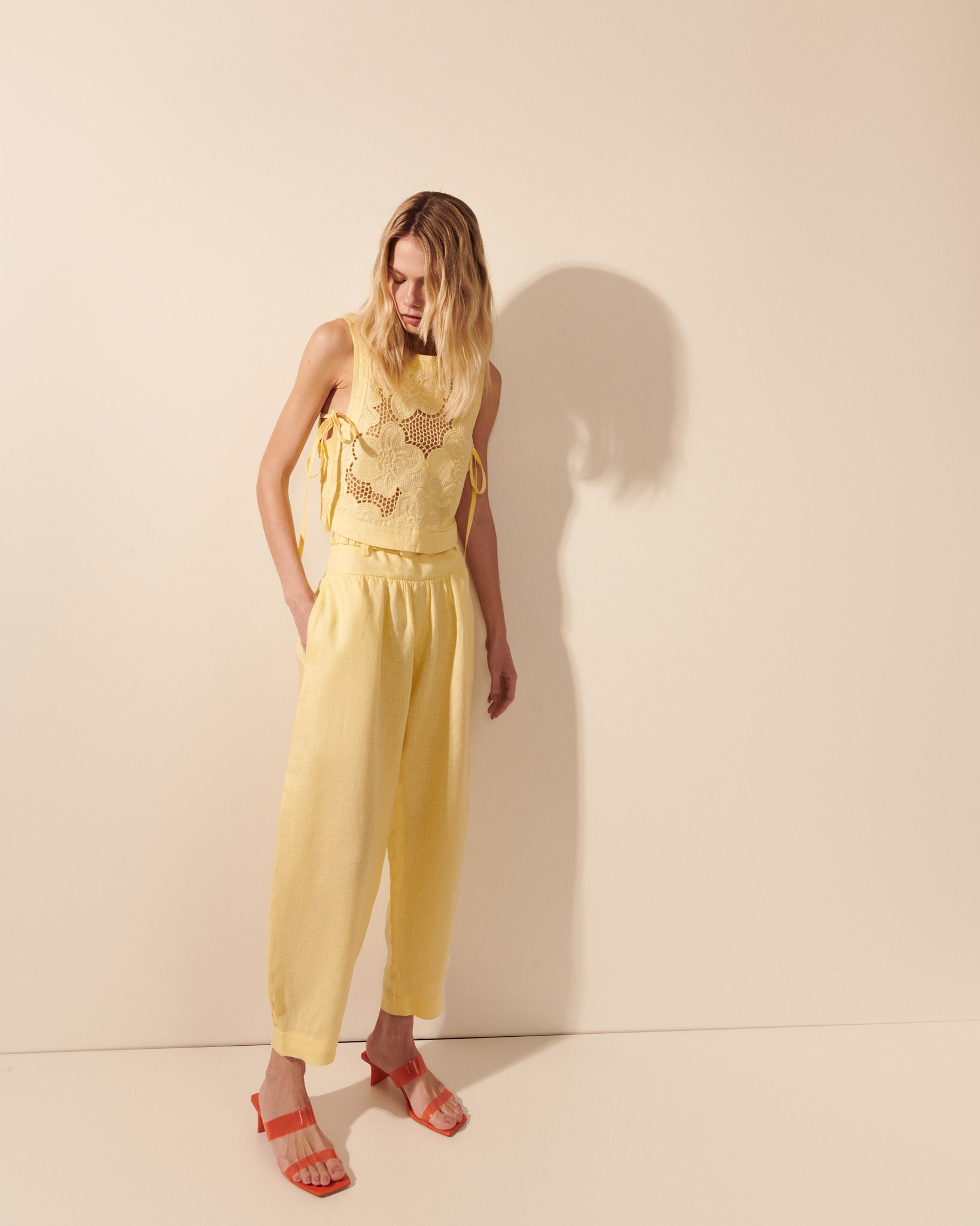 Top linho bordado pala despontado butter