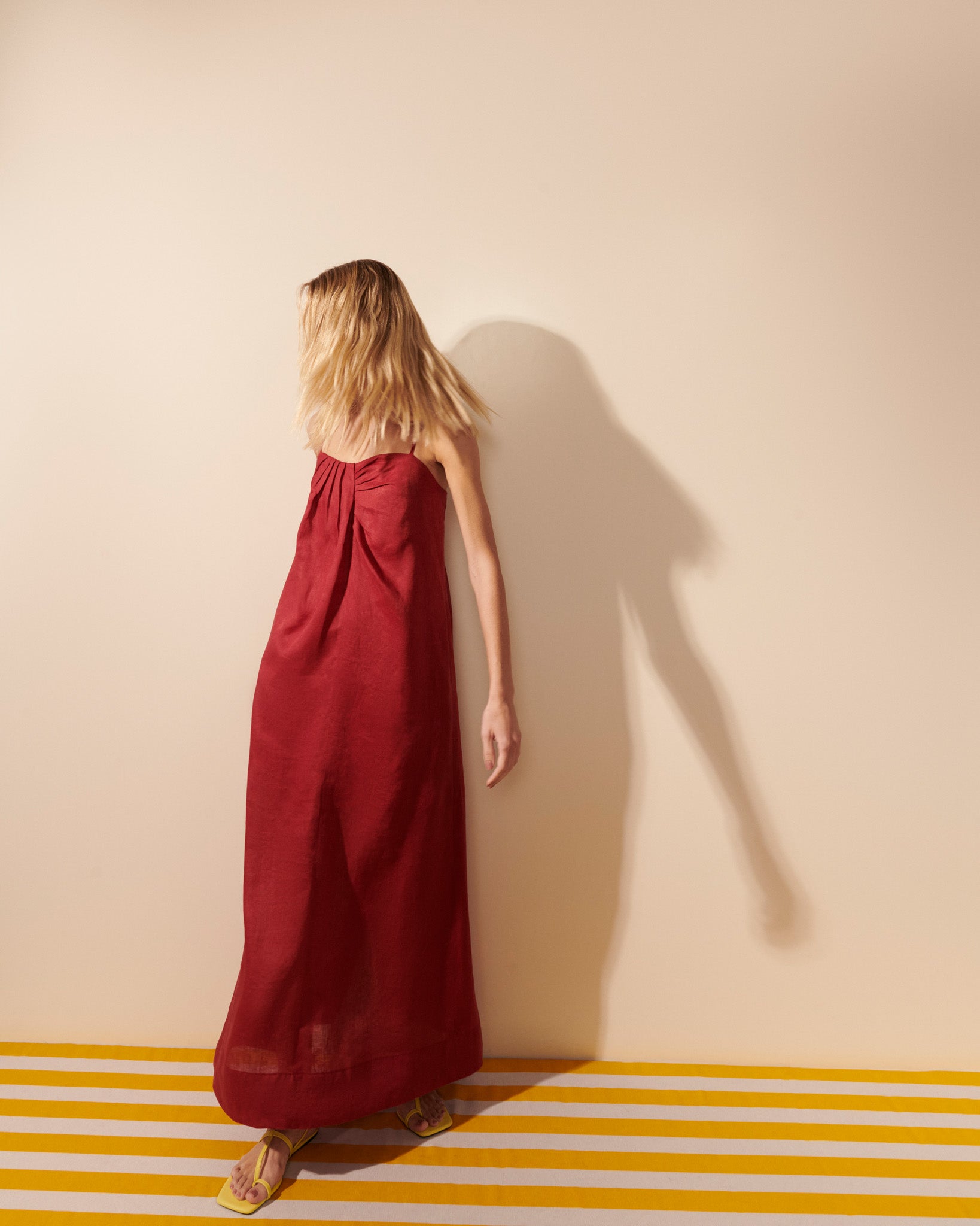 Vestido linho decote coração pregas midi cherry