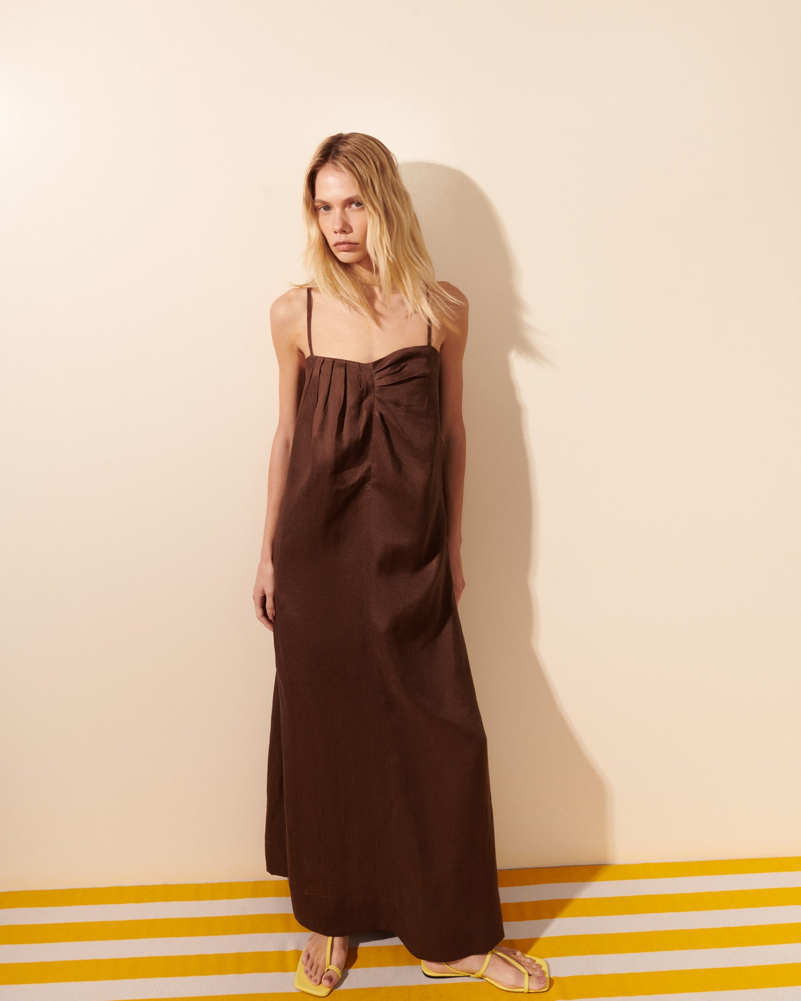 Vestido linho decote coração pregas midi chocolate
