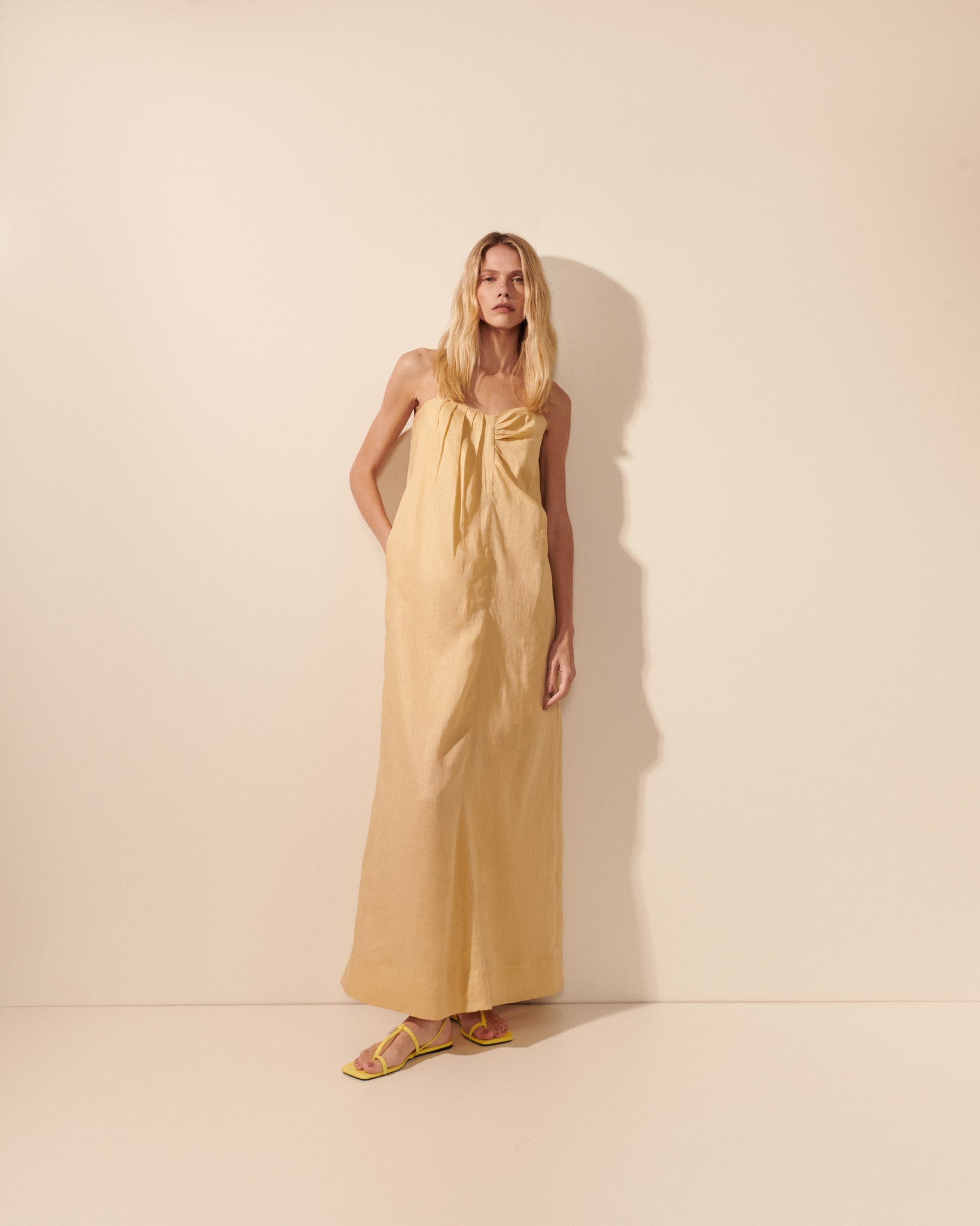 Vestido linho decote coração pregas midi marzipã